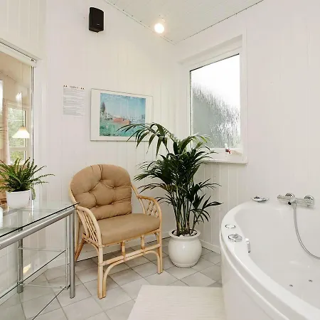 Three-bedroom Holiday In 6 *